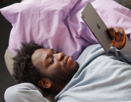 Ung mand med iPad Mini