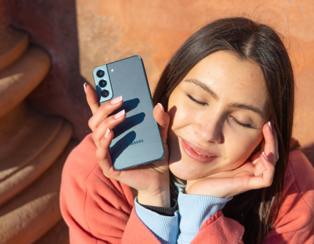 Ung kvinde med Android smartphone i hånden