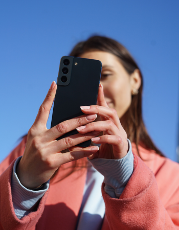 Ung kvinde med Android smartphone i hånden