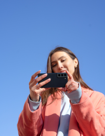 Ung kvinde med Android smartphone i hånden