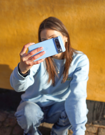 Ung kvinde med smartphone