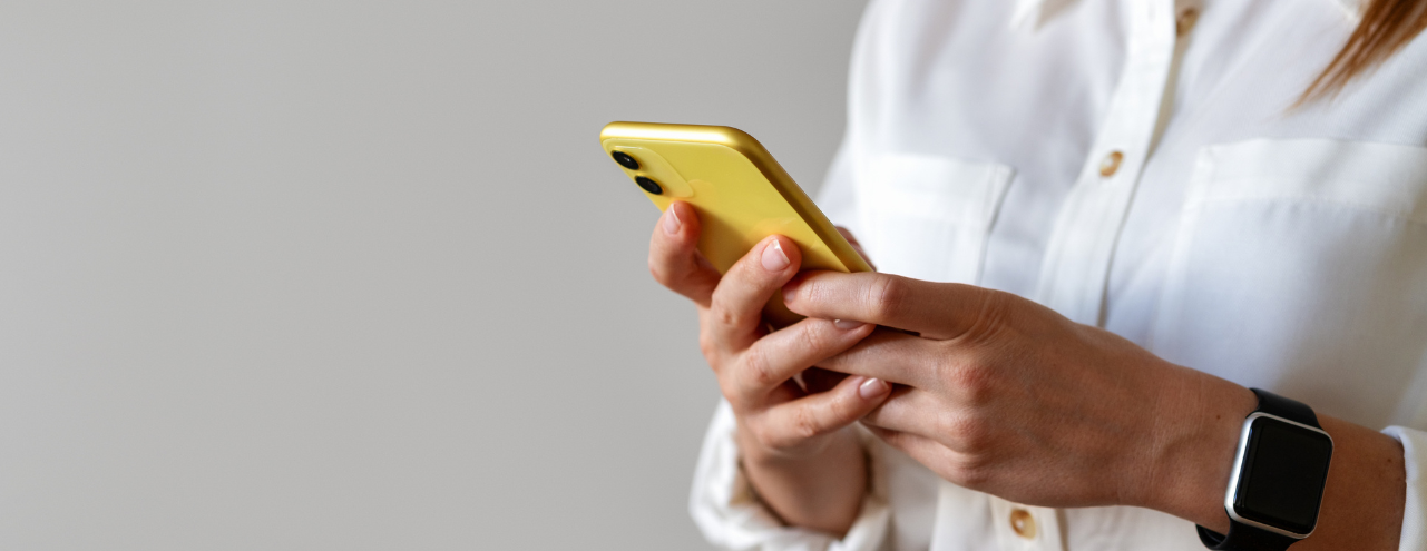 Kvinde med telefon