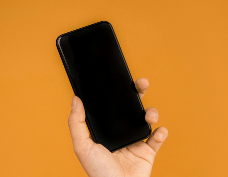 hånd der holder telefon
